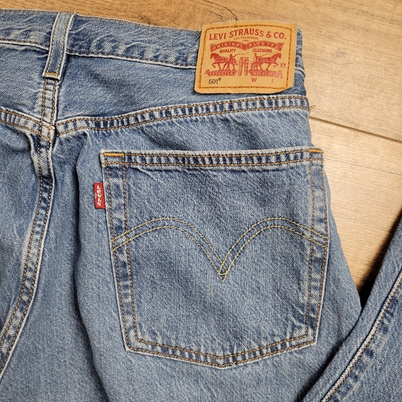 Levi's Women's 501 original light wash straight leg distressed button fly jeans - Picture 9 of 15